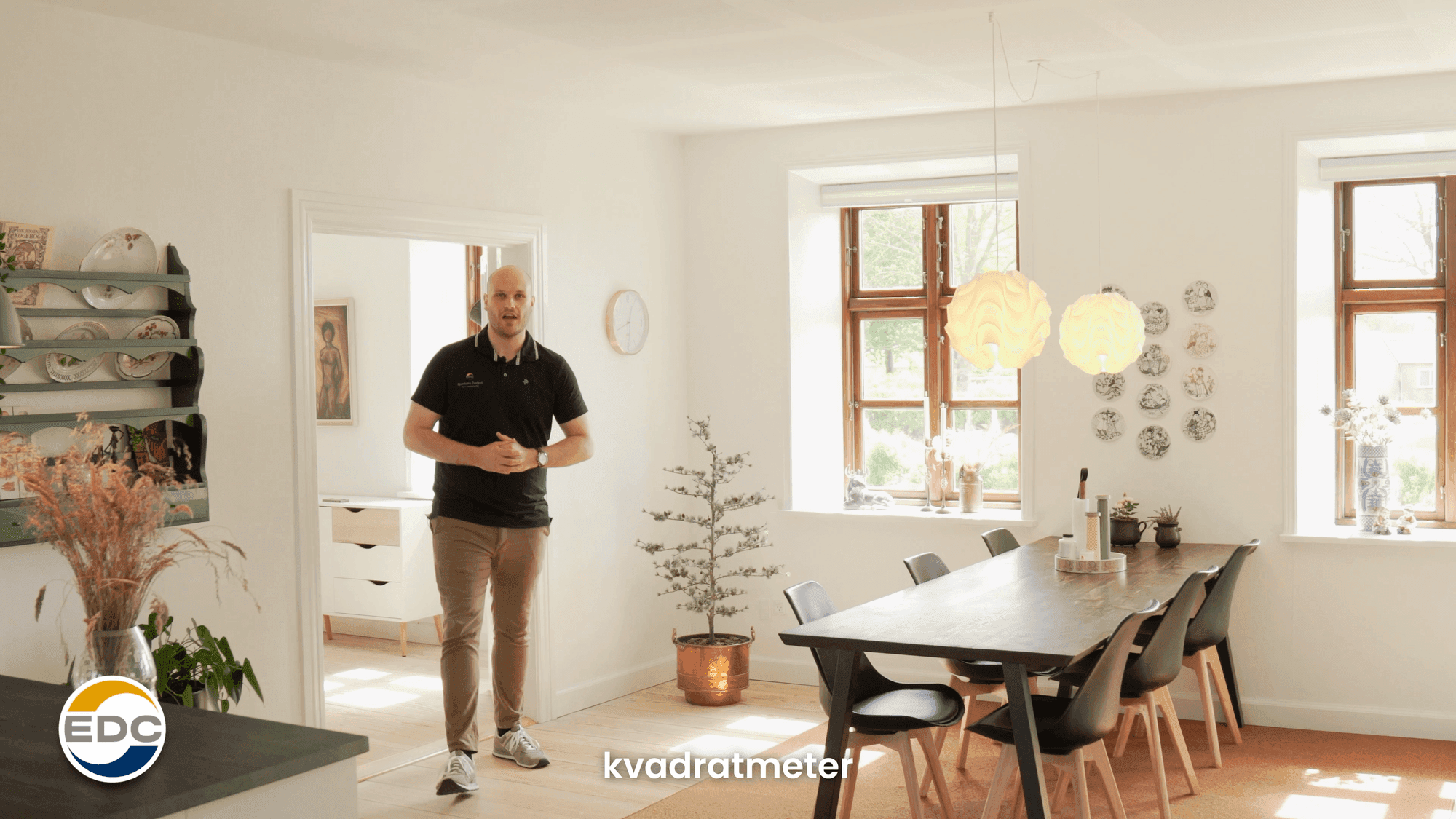 Mægler-fortalt rundvisning i moderne ejendomsvideo