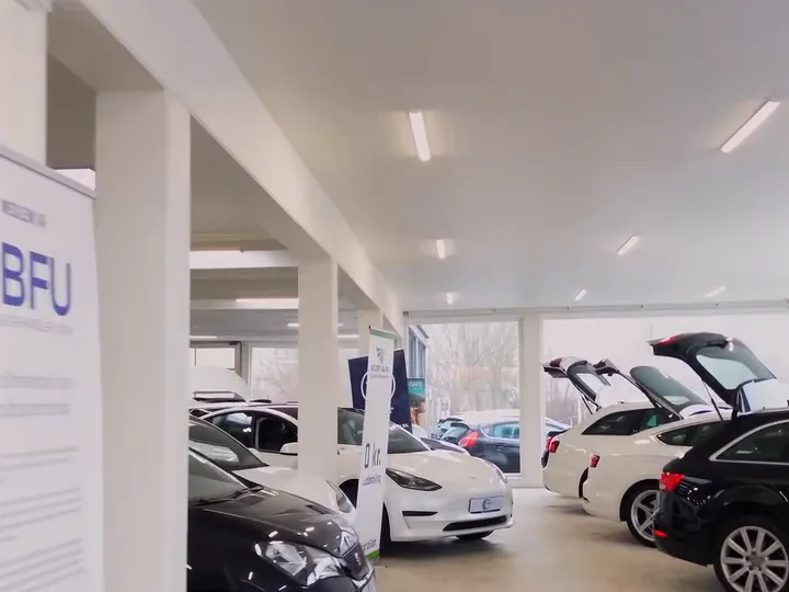Showroomet hos Smart Autohus med bilerne på række